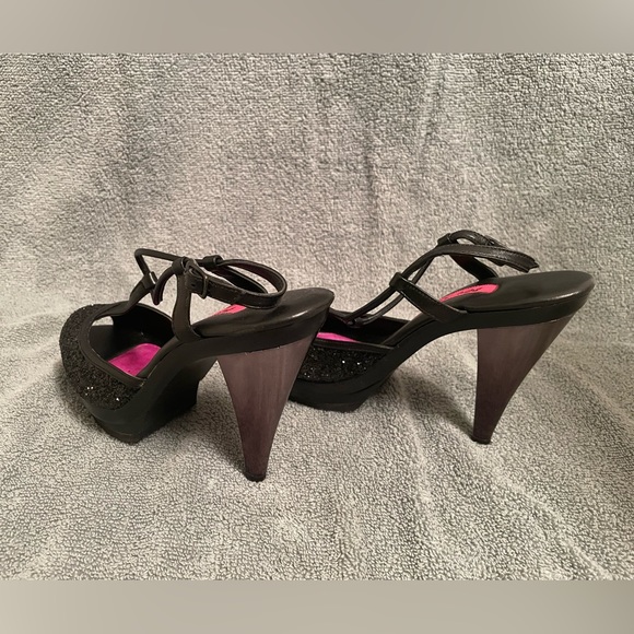 Betsy Johnson black chrome peep toe heels. 👠 BNIB light damage - Picture 2 of 7